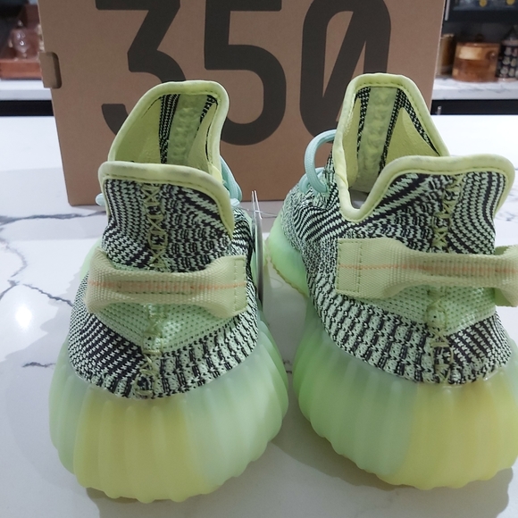 NWT YEEZY 350 V2 YEEZREEL DEADSTOCK SIZE 10.5 - Picture 2 of 8
